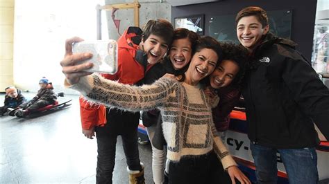 Em série adolescente Disney Channel apresenta seu primeiro personagem gay 25 10 2017 UOL