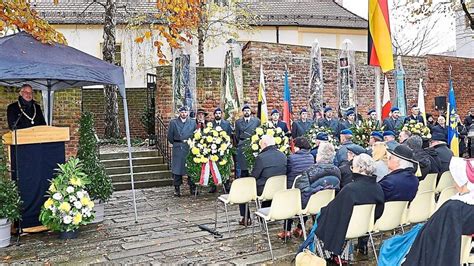 Gedenkfeier Zum Volkstrauertag In Straubing Ein Zeichen Des Friedens