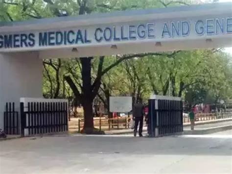 A female and male servant were caught having sex in a civil ambulance ચકચર સવલન