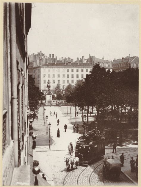 Photographes en Rhône Alpes Place Bellecour tramway à chevaux