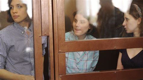 VIDÉOS Pussy Riot le procès du groupe punk anti Poutine débute les soutiens de musiciens se