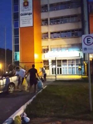 G1 Moradores jogam sacos de lixo em frente a prefeitura de Guarujá