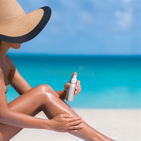 Femme De Plage De Protection Solaire Dans Le Bikini Appliquant Le Bloc Du Soleil Photo Stock