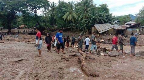 Indonesien Mehr Als Tote Nach Sturzfluten Und Erdrutschen Der