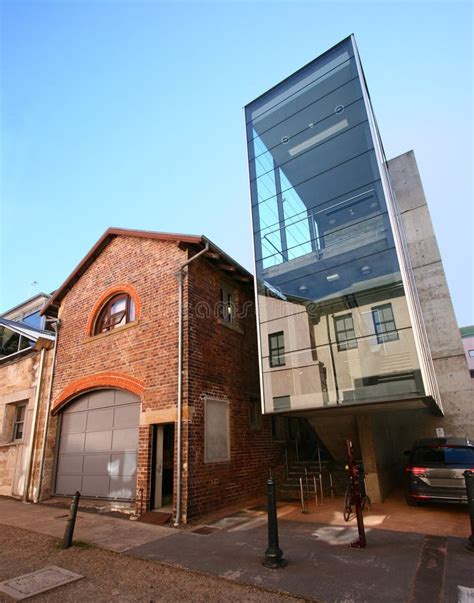 De Moderne Architecturale Die Uitbreiding Van Het Glastrappenhuis Aan De Bestaande Oude