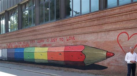 Ravenna La Scritta Il Preside Gay Diventa Un Murales Arcobaleno Vanity Fair Italia