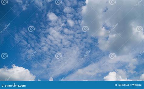 Las Nubes Se Mueven Suavemente En El Cielo Azul Escala De Tiempo