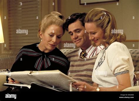 Laura linney truman show 1998 hi-res stock photography and images - Alamy