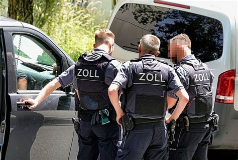 Zoll Kontrolliert Wohnbl Cke Razzia Gegen Schwarzarbeit In Chemnitz