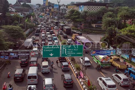 Lalu Lintas Puncak Bogor Saat Libur Panjang Idul Adha ANTARA Foto