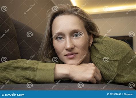 Jeune Femme à La Maison Sur Canapé Photo stock Image of blonde maison 265332050