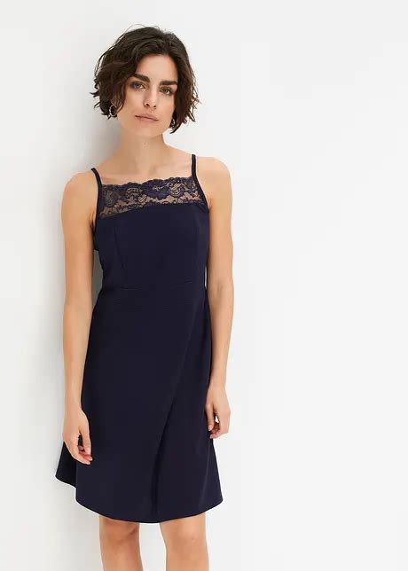 Feminin kjole med blonde mørk blå