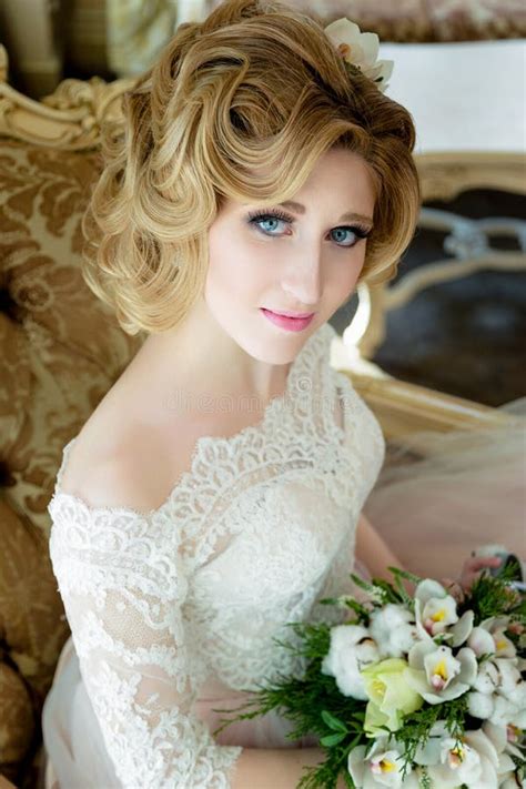 Beautiful Blonde Bride Portrait Wedding Makeup And Hairstyle Stock Image Image Of Beautiful