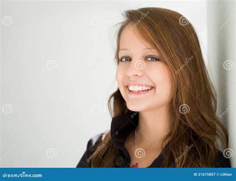 Beau Brunette Heureux De L Adolescence Image Stock Image Du F Minin Fermer