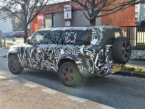 LR Defender 130? : r/whatisthiscar