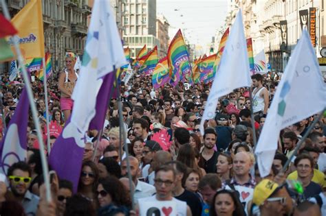 Gay Pride Milano Foto Mila Manifestanti Per Le Strade Della Citt Pisapia Un Urlo
