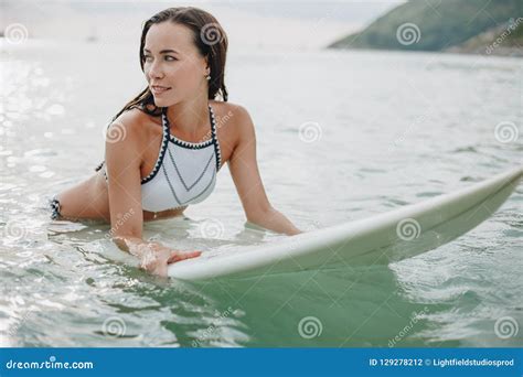 Attraktive Junge Frau Im Bikini Der Auf Surfbrett Sich Entspannt