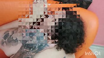 Mi compañero de mierda pone su gran polla blanca a pelo en mi culo mientras espera XVIDEOS