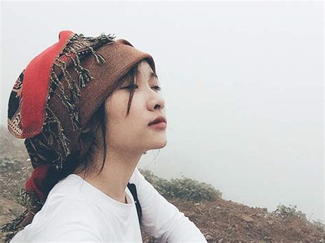 Hot girl chăn gà bỗng nổi như cồn vì quá xinh đẹp