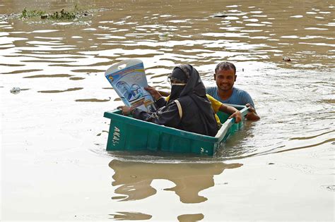 Lebih 60 Maut Dalam Banjir Di India