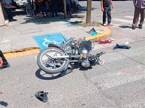 Conductor De Pick Up Atropella A Dos J Venes En Moto En El Centro De