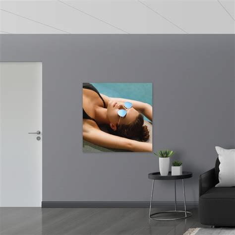 Hout Vrouw In Zwarte Bikini Liggend Op Zwembadrand 100x100 Cm 9