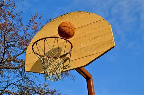 El Baloncesto Se Sienta En Un Borde Y Un Tablero Trasero Viejos Foto De