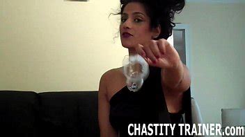 Estoy metiendo tu polla inútil en un dispositivo de castidad XVIDEOS
