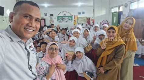 Pelajar SD Muhammadiyah Plus Kota Mojokerto Berlatih Menulis