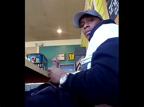 Roludo batendo punheta em público XVIDEOS