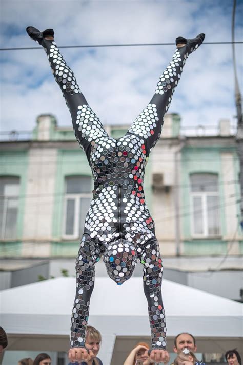 Живой фонтан. Зеркальный человек.