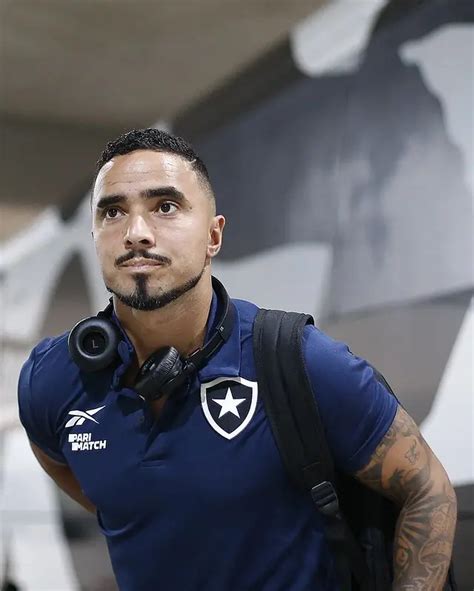 Rafael Jogador Do Botafogo Exibe Joelho Pontos Ap S Cirurgia