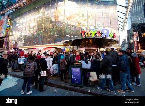 Huge Crowd In Front Of Toys R Us Store At New York Times Square For