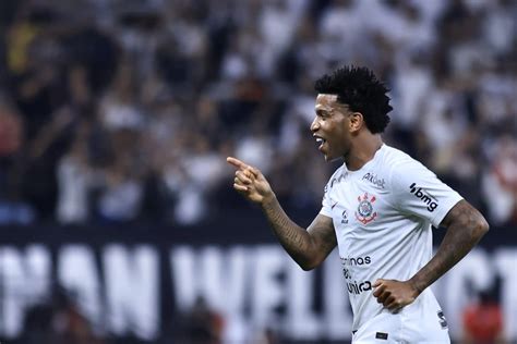 Corinthians Gil centroavante convence torcida de renovação gol