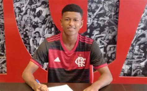 Promessa De Apenas 15 Anos Assina Primeiro Contrato O Flamengo