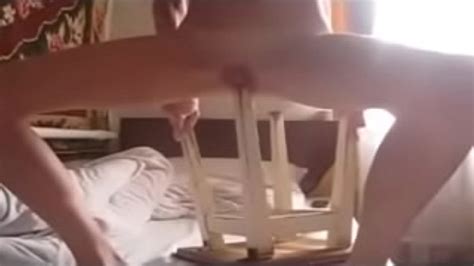 Enfiando o Pé da cadeira na buceta XVIDEOS