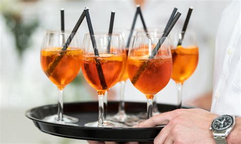 Storia (e ricette) dello spritz, icona dell’aperitivo