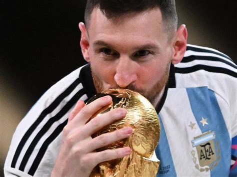 el primer beso messi finalmente tuvo su primer contacto  la copa