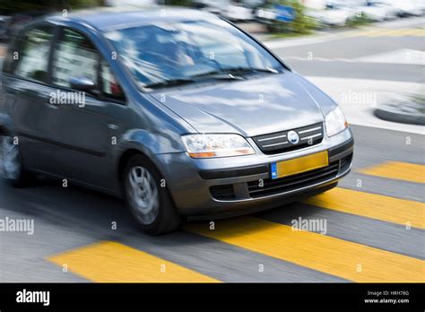 Auto vor Schutzweg, Schweiz - car at zebra crossing Stock Photo - Alamy