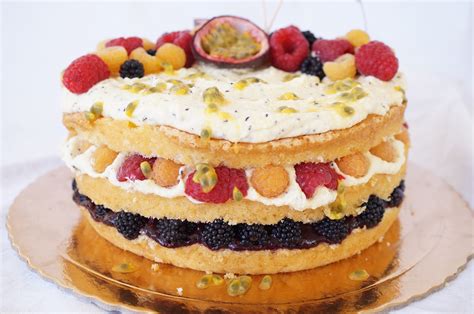 Dentes Doces Naked cake recheio de ganache de maracujá e chocolate branco e coulis de