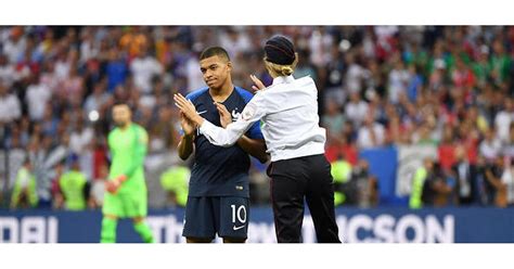 Russie Quatre Pussy Riot En Prison Apr S Leur Intrusion Pendant Le Mondial