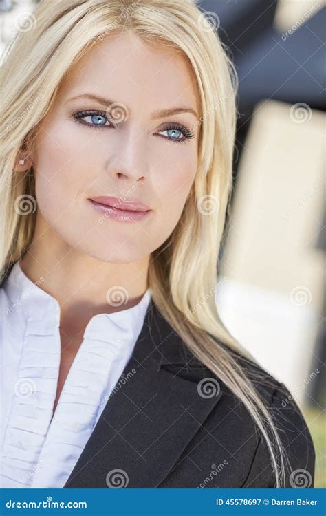 Portret Van Mooie Jonge Blonde Vrouw Met Blauwe Ogen Stock Afbeelding Image Of Zakenvrouw