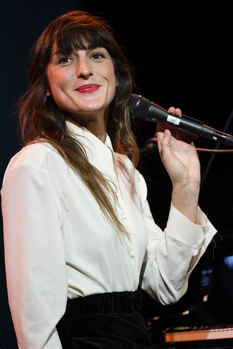 Photo : Juliette Armanet en showcase avant la conférence animée par B