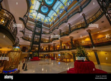 Interior del Gran Hotel Ciudad de México en la Avenida 16 de Septiembre junto a la Plaza de la ...