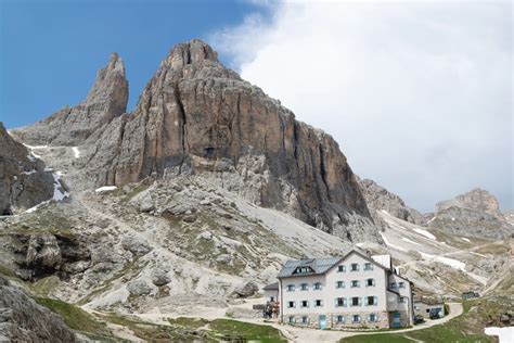 Hut To Hut Hiking Dolomites Hiking Tours In The Dreamy Dolomites