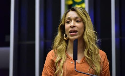 Erika Hilton pede que MP investigue denúncia de casal gay após loja negar fazer convite