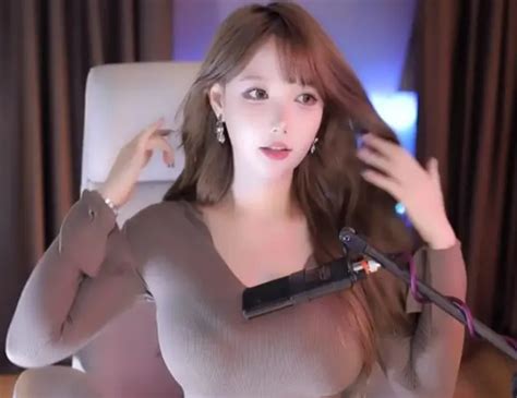 Hot streamer top 1 server lộ mặt mộc trên live người xem chỉ biết thốt lên 2 từ vỡ mộng
