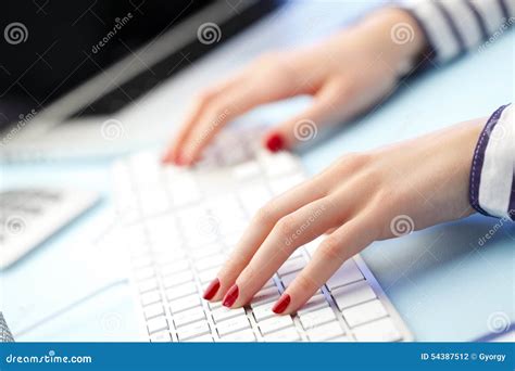 Dactilografia No Teclado Foto De Stock Imagem De Programador