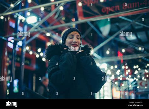 Fille Blonde Cheveux Courts Sur Times Square Banque De Photographies Et Dimages Haute