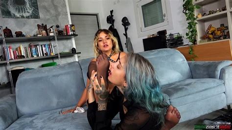 Lesbian Amica Seduce Amica Che Le Annusa E Lecca I Piedi Foot Fetish Femdom Dialoghi Italianol